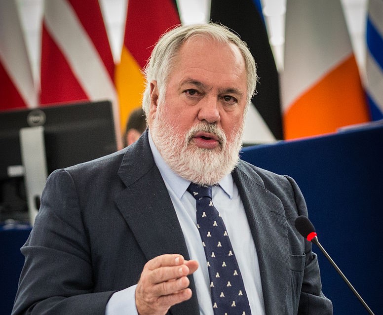 800px-Miguel_Arias_Cañete_Parlement_européen_Strasbourg_26_nov_2014_02