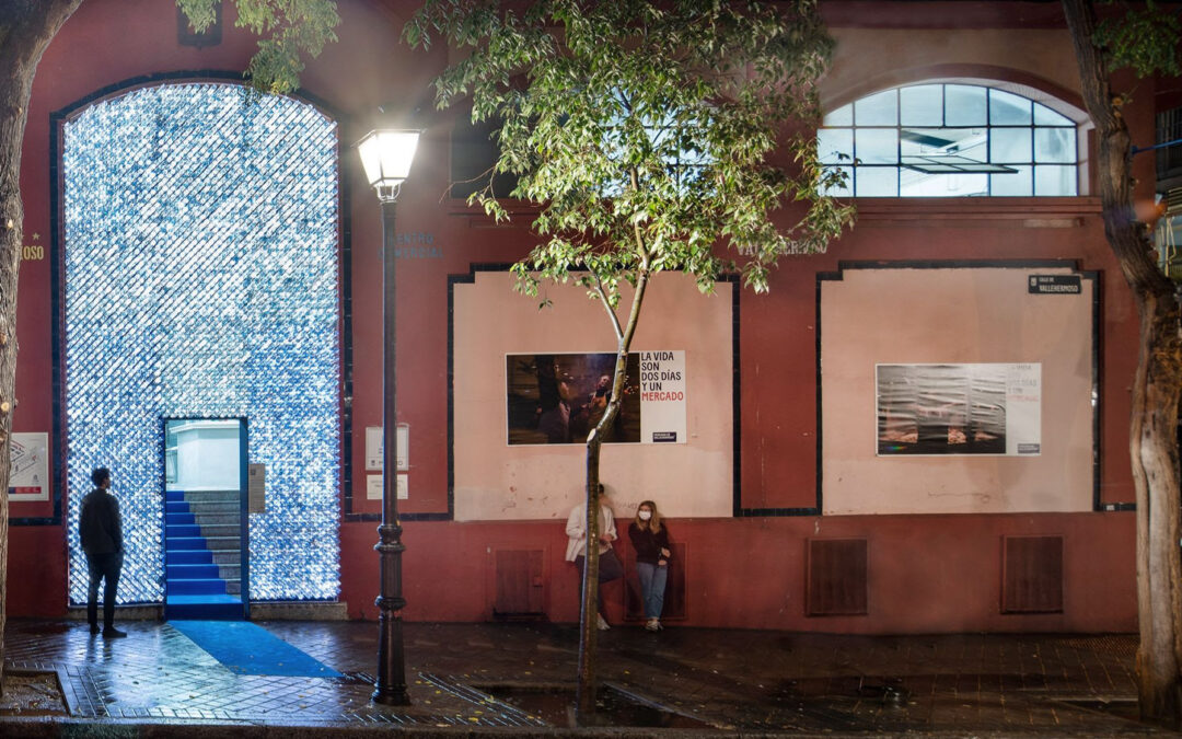 #findesemana. ¿Quieres ver un pórtico construido con más de 3.500 botellas de agua reciclables que se iluminan por la noche?