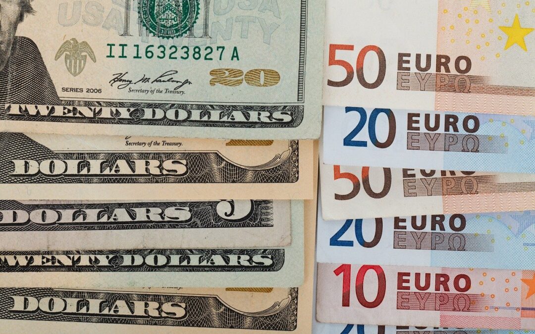 El euro alcanza la paridad con el dólar por primera vez desde 2002