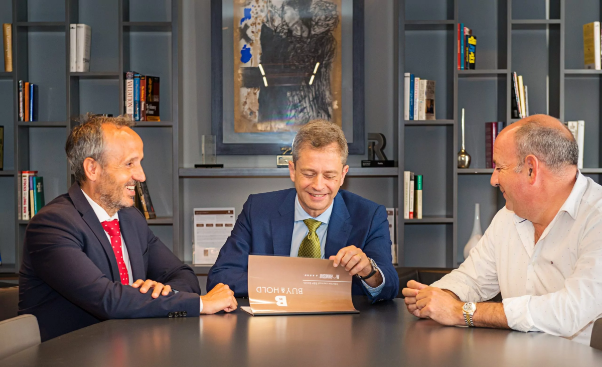 AntonioAspas_JulianPascual_RafaelValera-scaled Buy & Hold alcanza los 400 millones bajo gestión y su fondo B&H Bonds supera los 100 millones