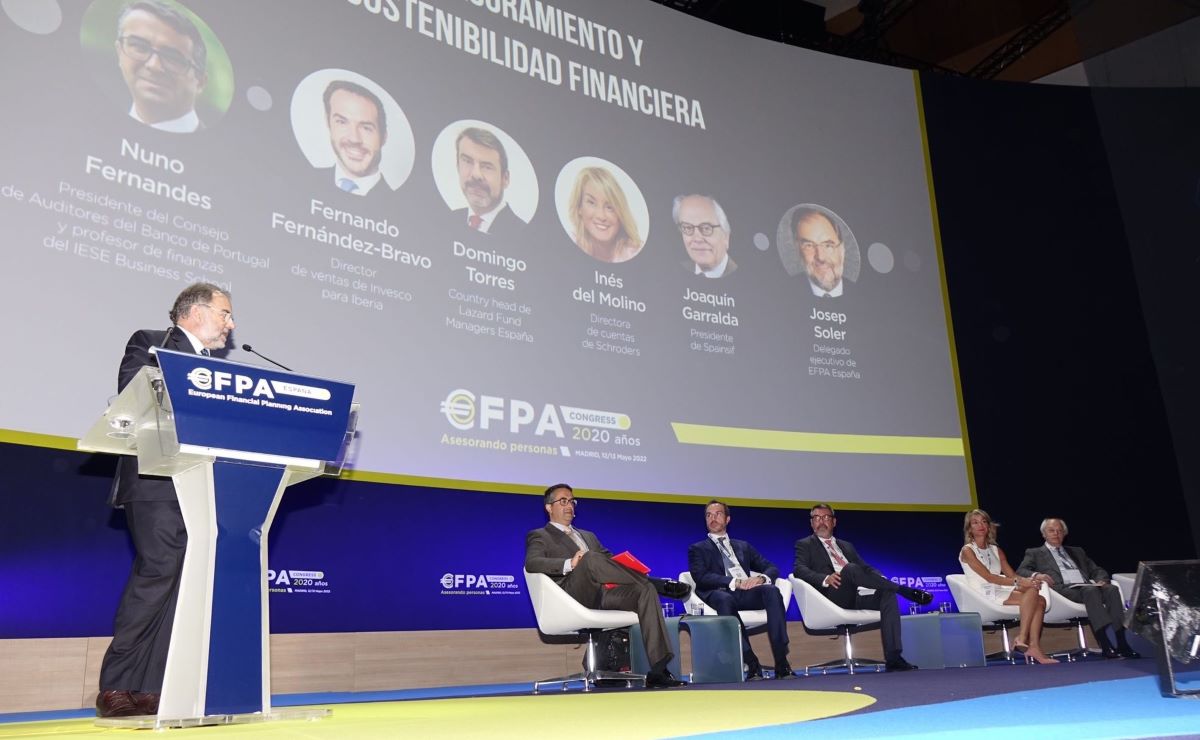 FSi7X3yX0AI063V EFPA se alinea con la comisaria de Servicios Financieros de la Comisión Europea a la hora de acercar el mercado de capitales a los ahorradores minoristas