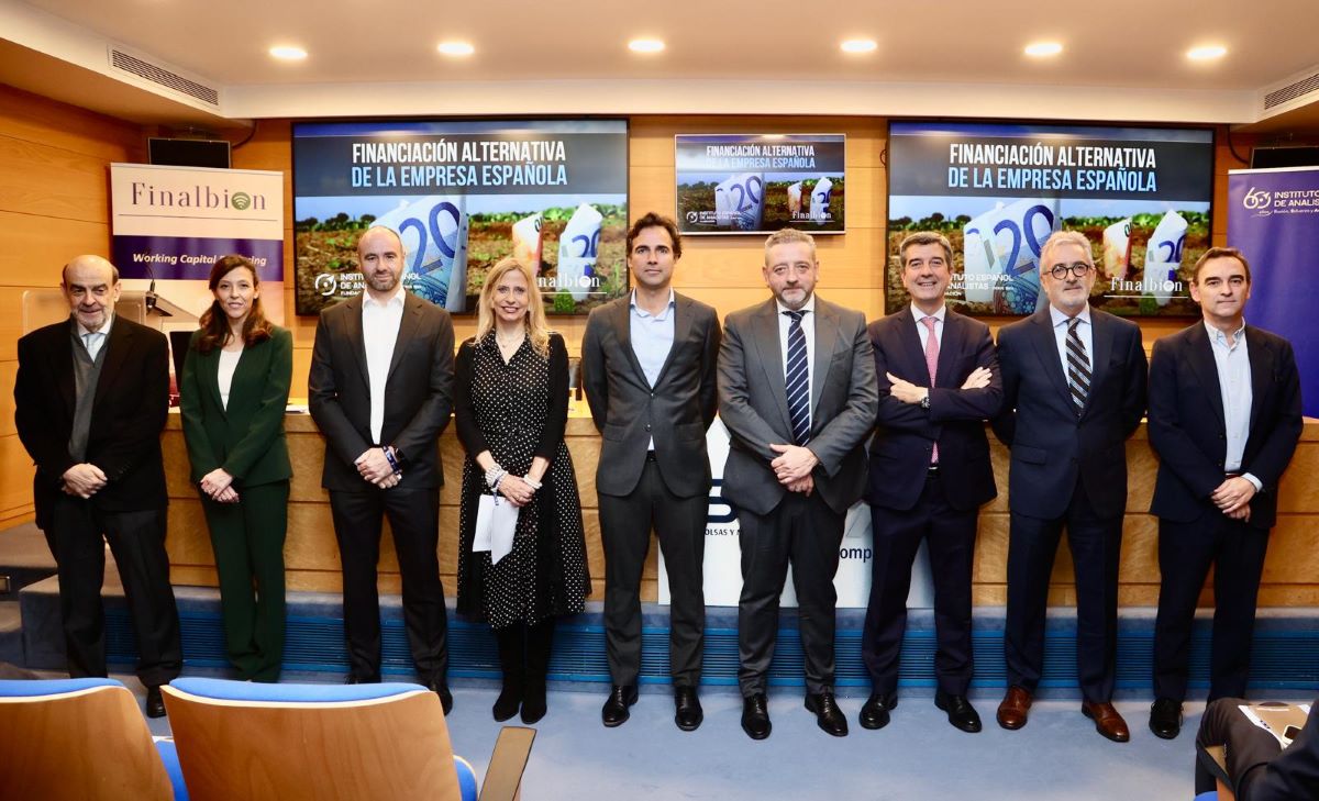 Foto de familia. Financiación alternativa El Instituto Español de Analistas apuesta por la financiación alternativa como complemento al crédito bancario para las pymes