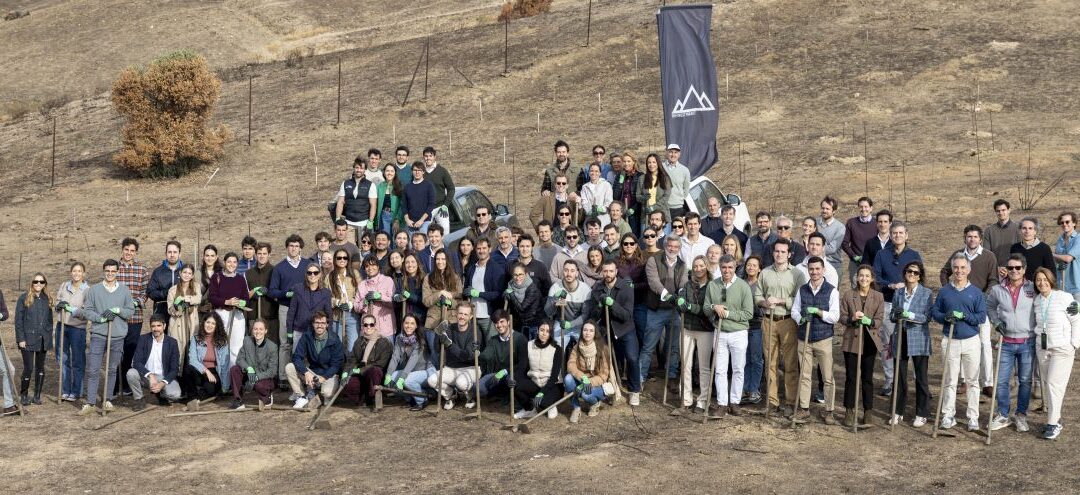 A&G y 40 gestoras plantan 800 árboles en Tres Cantos tras un incendio