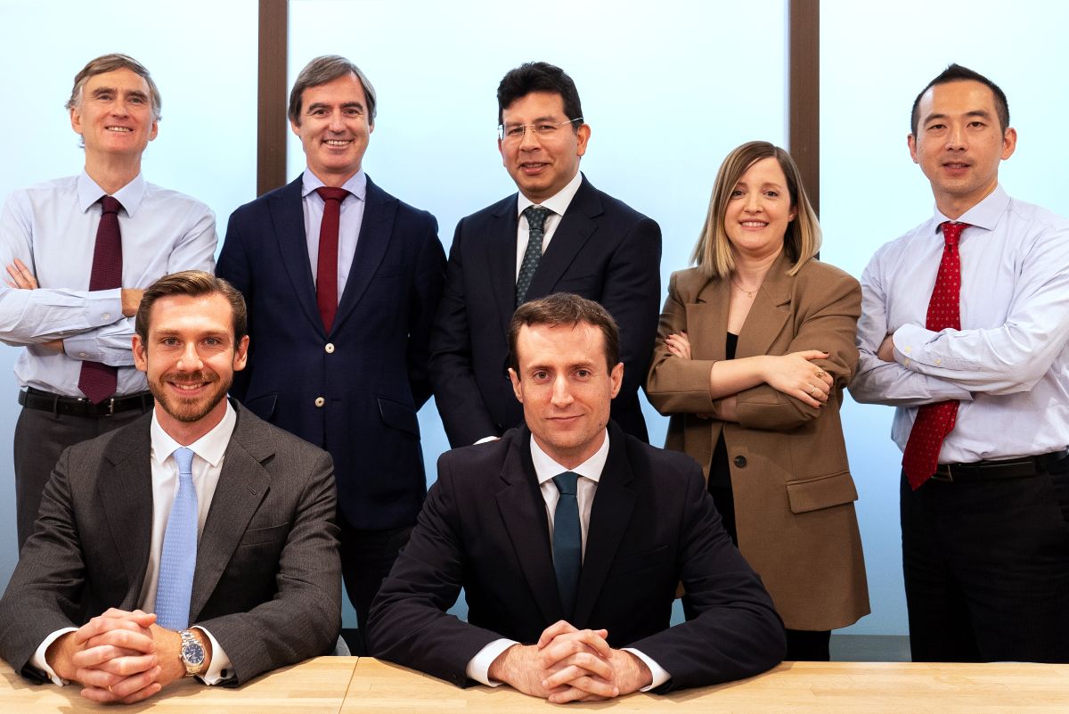 Cobas AM reduce energía y rota hacia holdings familiares, salud y consumo